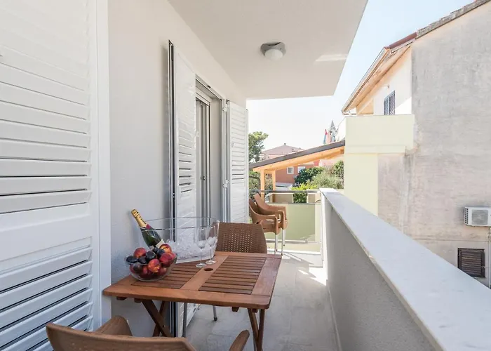 Janice Apartman Pakostane