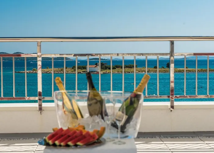 Janice Apartman Pakostane