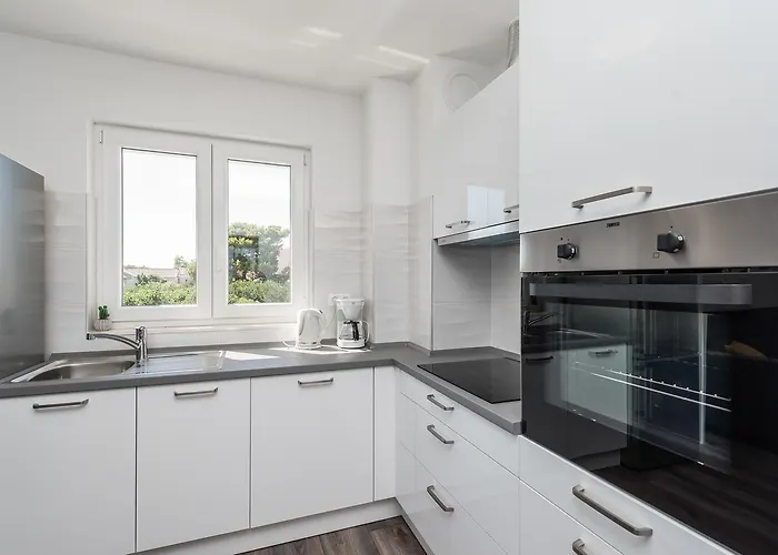 Janice Apartman Pakostane