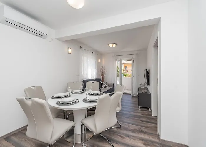 Janice Apartment Pakostane